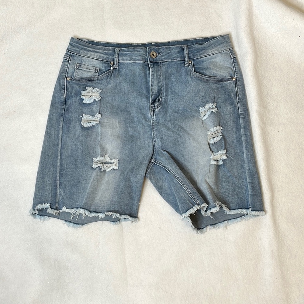 Ripped Bermuda shorts